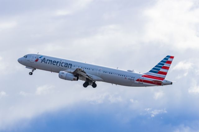 Airbus A321 (N586UW) - An American Airlines A321 taking off from PHX on 2/13/23, the busiest day in PHX history, during the Super Bowl rush. Taken with a Canon R7 and Canon EF 100-400 II L lens.