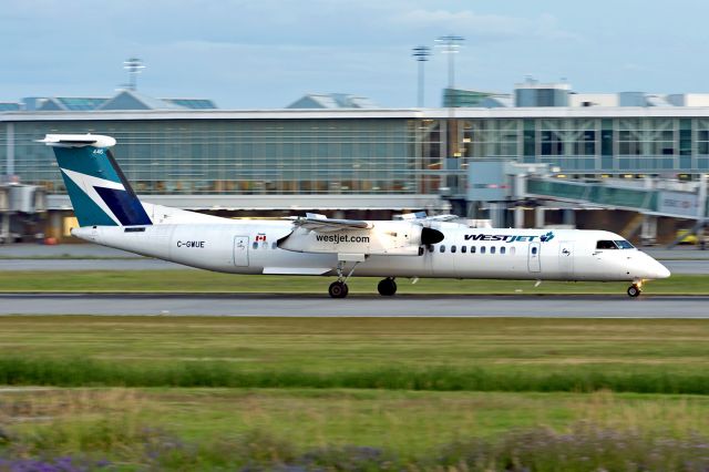 de Havilland Dash 8-400 (C-GWUE)