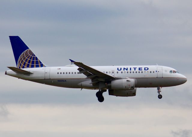 Airbus A319 (N831UA) - At DFW. 2000 Airbus A319-131