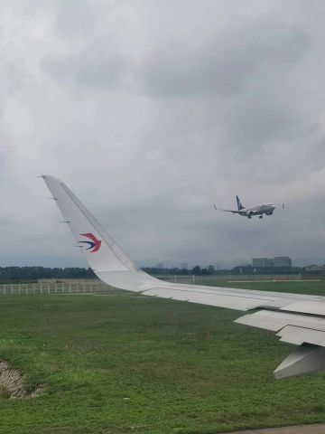 Airbus A321 (B-1858) - B-7569 landing