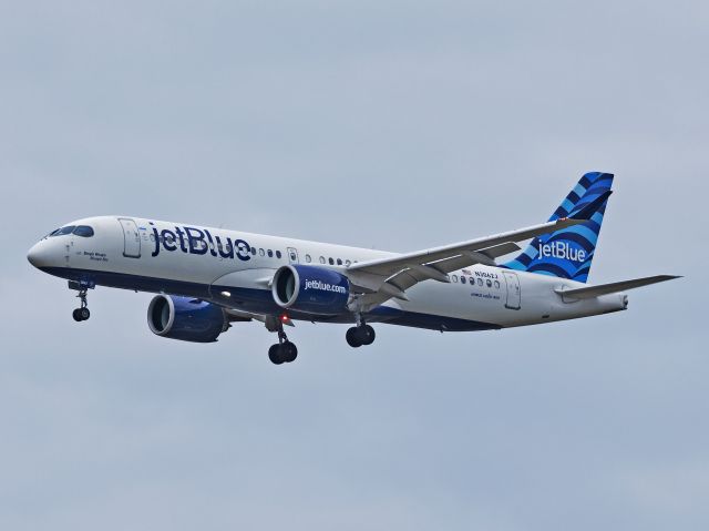 Airbus A220-300 (N3062J) - JBU641, on final for RWY 24R from Boston Logan Intl (KBOS) this afternoon, 31 Oct 2022.