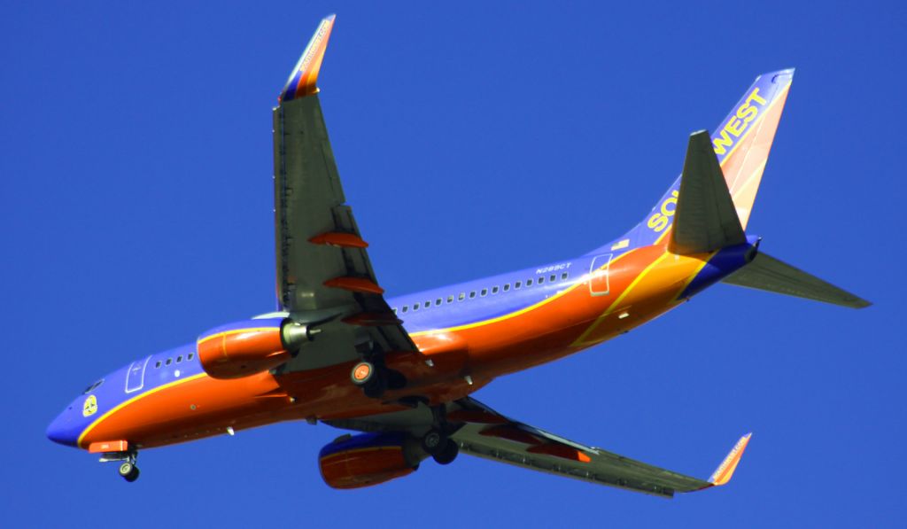 Boeing 737-700 (N289CT) - With an unfamiliar ending "N" number, It sports a special sticker on the nose saluting Charles E. Taylor, 1865-1956, Aviations First Mechanic, thus the CT ... On final to SJC, passing over the HP Pavilion (Home of the NHL-San Jose Sharks)