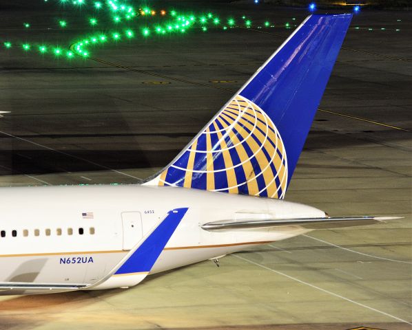 BOEING 767-300 (N652UA)