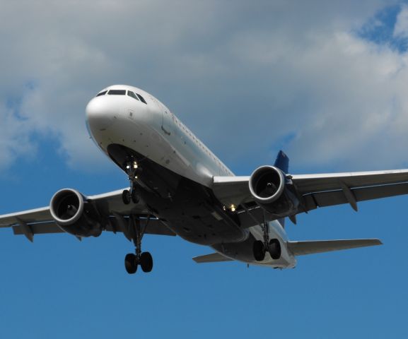 Airbus A319 (N338NB) - Airbus A319 on short final for RWY 27