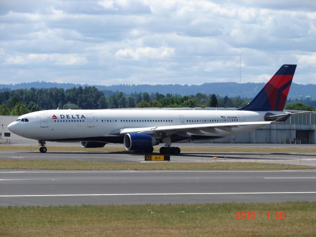 Airbus A330-300 —
