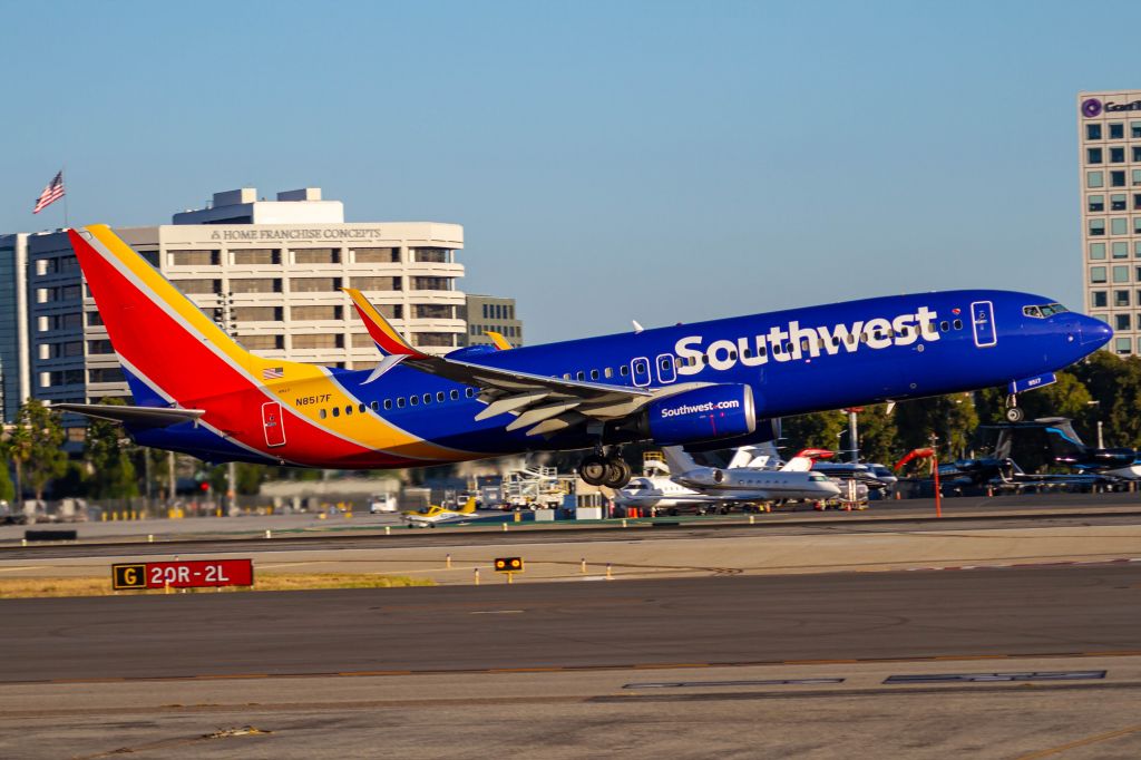 Boeing 737-800 (N8517F)