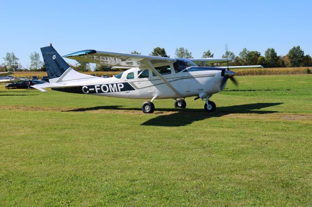 C-FOMP — - C-FOMP Cessna Stationnair 206-F RVA à L'Aéroport de Salaberry de Valleyfield CSD3 QC. Le 24-09-2022 à 11:39