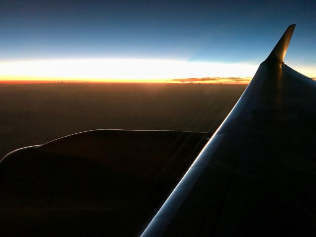 Boeing 757-200 (N197AN) - Sunrise over the Gulf of Mexico. Operating as AA988 from LIM to DFW.