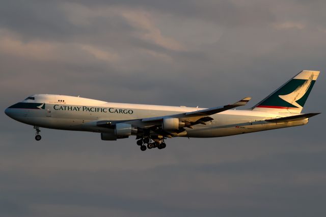 Boeing 747-400 (B-LIE) - last sunbeams of the day