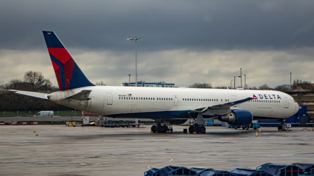 BOEING 767-400 (N834MH)