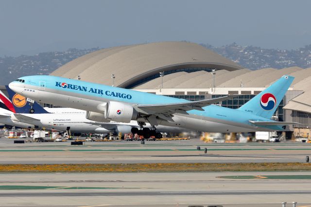 BOEING 777-200LR (HL8076) - Korean Airlines Cargo Boeing 777F caught departing LAX's Runway 25R from Imperial Hill.