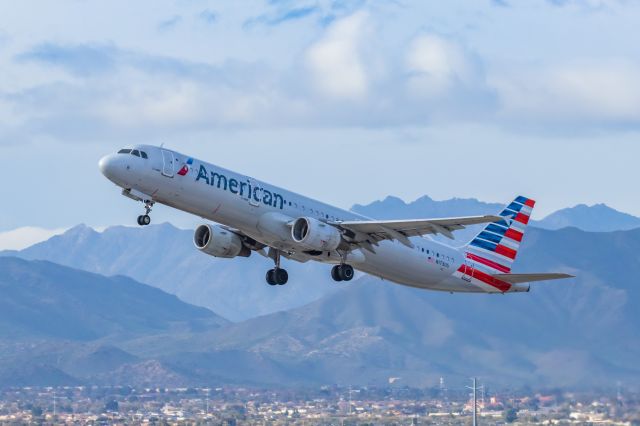 Airbus A321 (N173US) - An American Airlines A321 taking off from PHX on 2/13/23, the busiest day in PHX history, during the Super Bowl rush. Taken with a Canon R7 and Canon EF 100-400 II L lens.