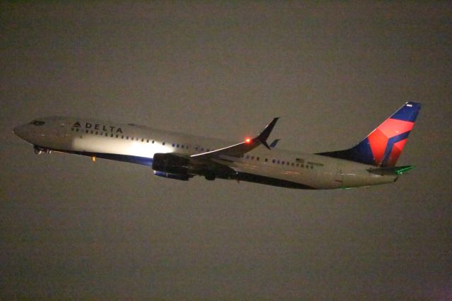 Boeing 737-900 (N803DN)