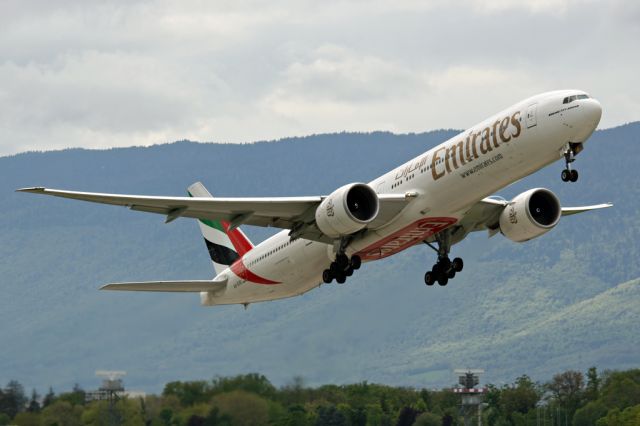 BOEING 777-300ER (A6-EGD)