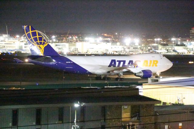 Boeing 747-400 (N487MC)