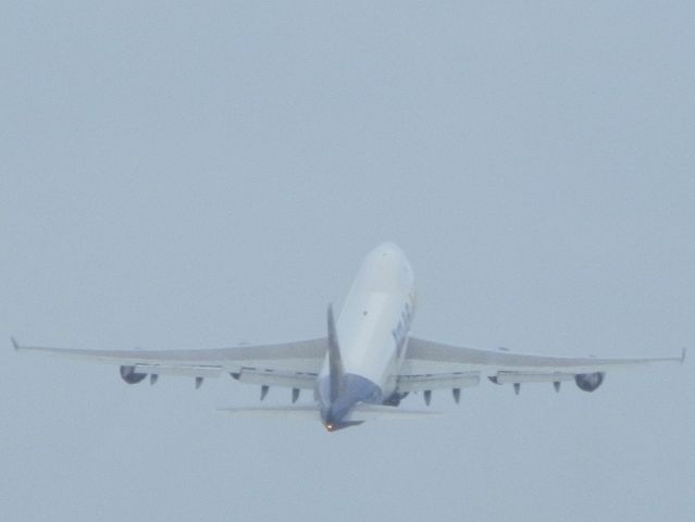 Boeing 747-400 (N415MC)