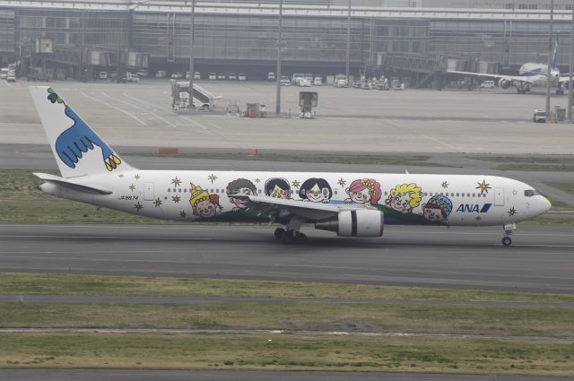 BOEING 767-300 (JA8674) - Landing at Haneda Intl Airport Rwy34L on 2013/03/21 "ANA 60th Anniversary c/s"