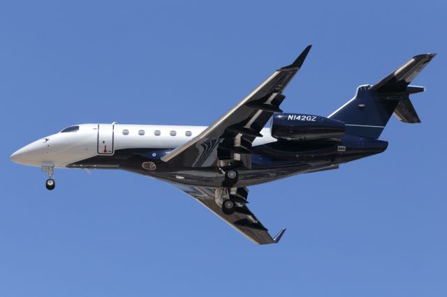 Eclipse 500 (N142GZ) - Embraer, Legacy 500 on short finals.