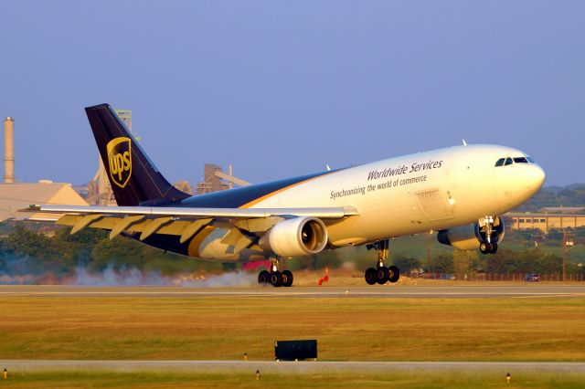 Airbus A300F4-600 (N131UP) - 22 arrival just before sunset.