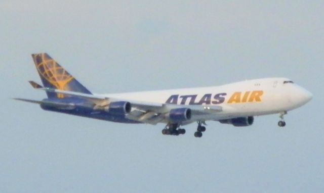 Boeing 747-400 (N477MC)