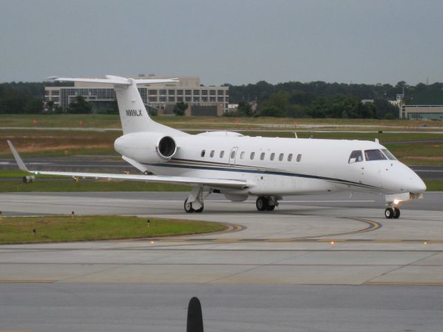 Embraer ERJ-135 (N909LX)