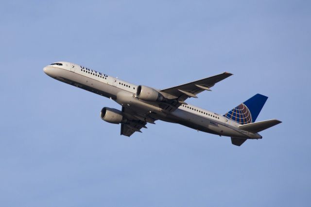 Boeing 757-200 (N540UA) - LAX