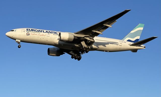 Boeing 777-200 (CS-TFM)