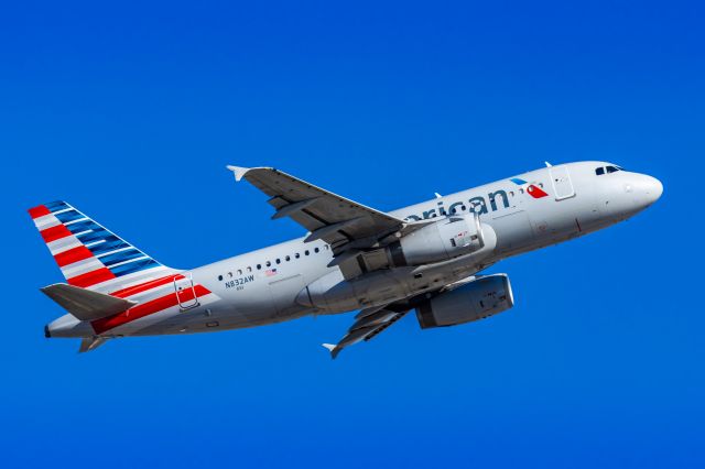 Airbus A319 (N832AW) - An American Airlines A319 taking off from PHX on 3/4/23. Taken with a Canon R7 and Canon EF 100-400 L II lens.