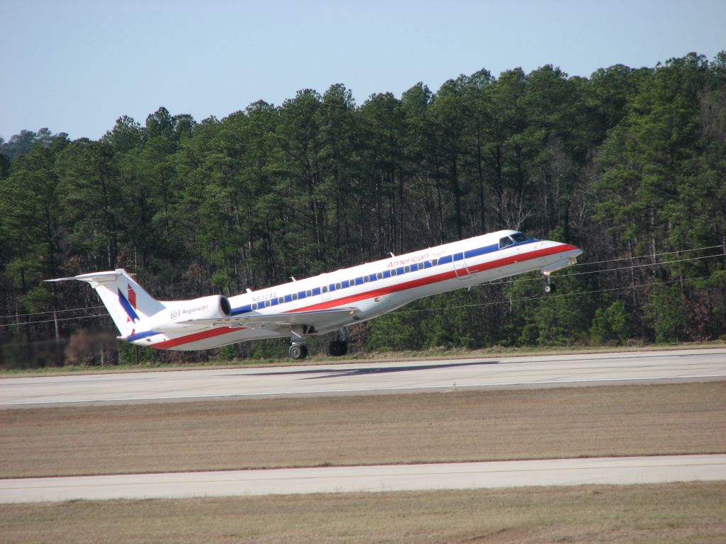 Embraer ERJ-145 (N832AE) - Takeoff from RDU