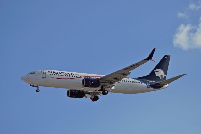 Boeing 737-800 (XA-AMA) - Boeing B737-852 XA-AMA MSN 36700 of AeroMexico is on approach to Mexico City International Airport (11/2021).