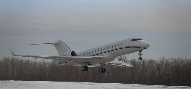 Bombardier Global Express (N115TR) - Takeoff RWY 29 3-2014