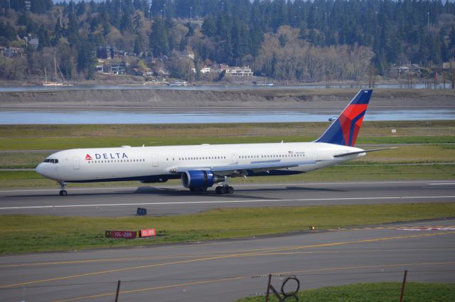 BOEING 767-400 (N832MH) - DAL607 arriving on 28R from Atlanta (KATL/ATL). My first time seeing a 767-400!