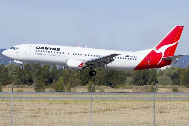 BOEING 737-400 (VH-TJZ) - A Qantas old girl about to put down on runway 05. Friday 19th April 2013.