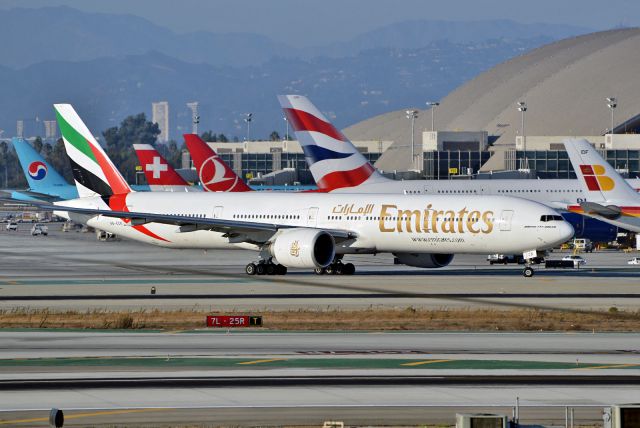 BOEING 777-300 (A6-ECK)