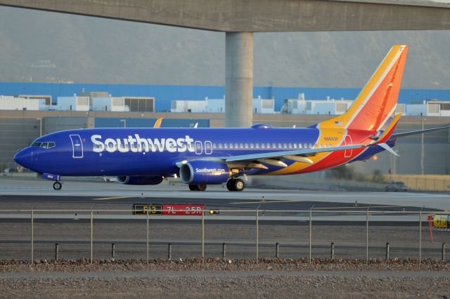 Boeing 737-800 (N8662F)