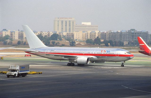 BOEING 767-200 (N646US) - Taxing at KLAX Intl Airport on 1989/08/29