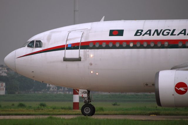 Airbus A310 (S2-ADK)