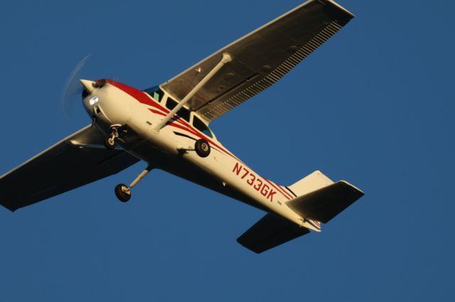 Cessna Skyhawk (N733GK) - Aircraft doing a touch-n-go on a beautiful fall afternoon in Vermont. 