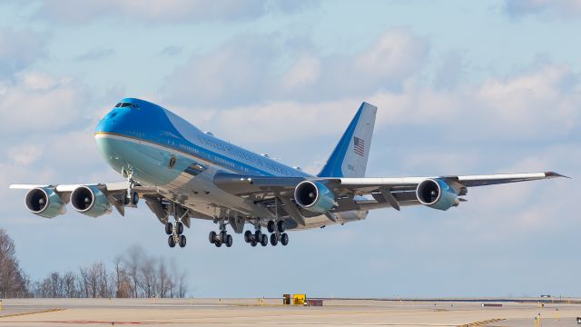 Boeing 747-200 (N28000) - Airforce 1 departing cvg this afternoon