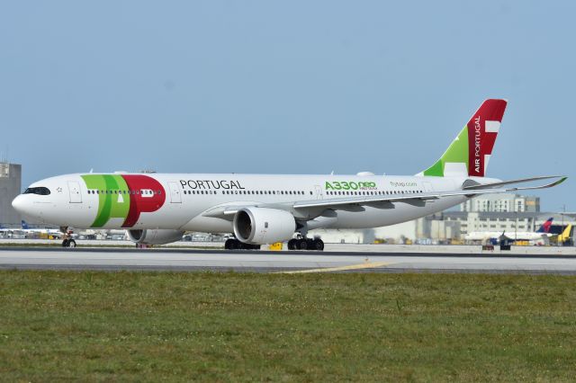 Airbus A330-200 (CS-TUB)