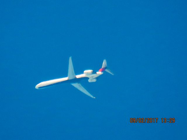 McDonnell Douglas MD-90 (N958DN)