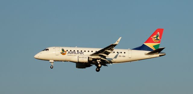 Embraer 170/175 (ZS-YBA) - Landing at FAOR