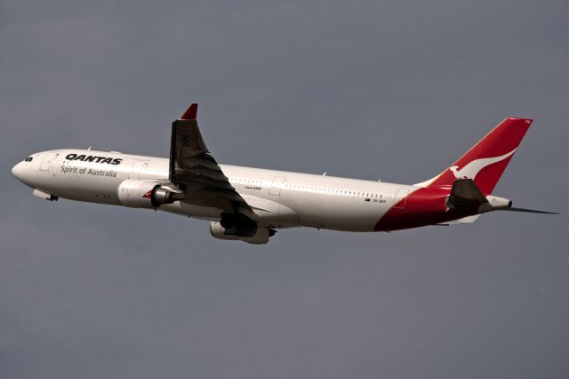 Airbus A330-300 (VH-QPH)