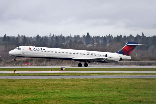 McDonnell Douglas MD-90 (N965DN)