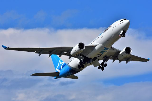 Airbus A330-200 (C-GUFR) - Air Transat Airbus A330-243 departing YYC on July 13.