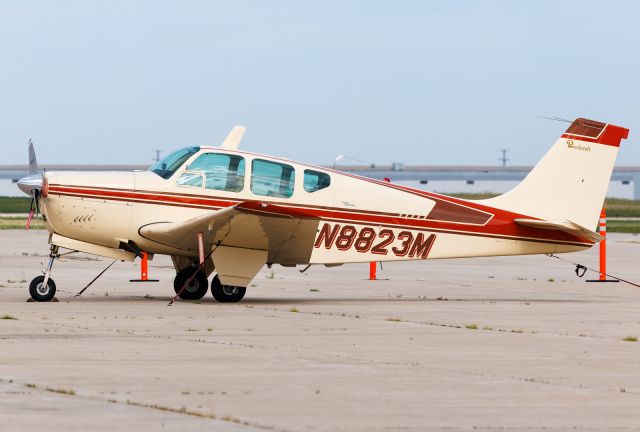 Beechcraft Bonanza (33) (N8823M)