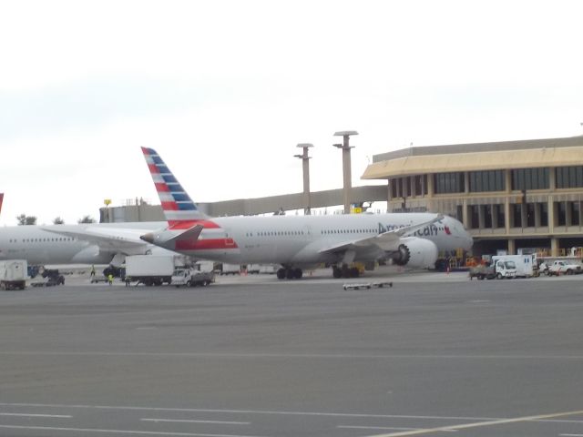 Boeing 787-9 Dreamliner (N832AA) - Two American B787-9 Dreamliners in Hawaii.br /br /Photo taken on Jan 31, 2022 at 15:51 HST