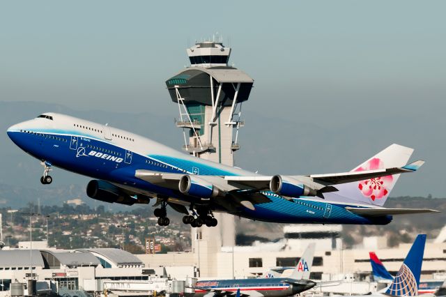 Boeing 747-400 (B-18210)