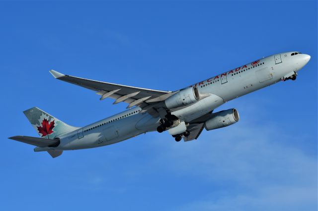 Airbus A330-300 (C-GHKR) - Air Canada Airbus A330-343 departing YYC on Dec 27.