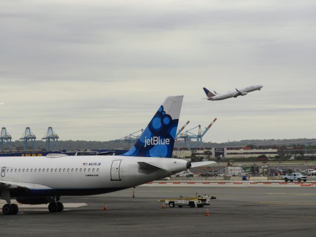 Airbus A320 (N635JB)